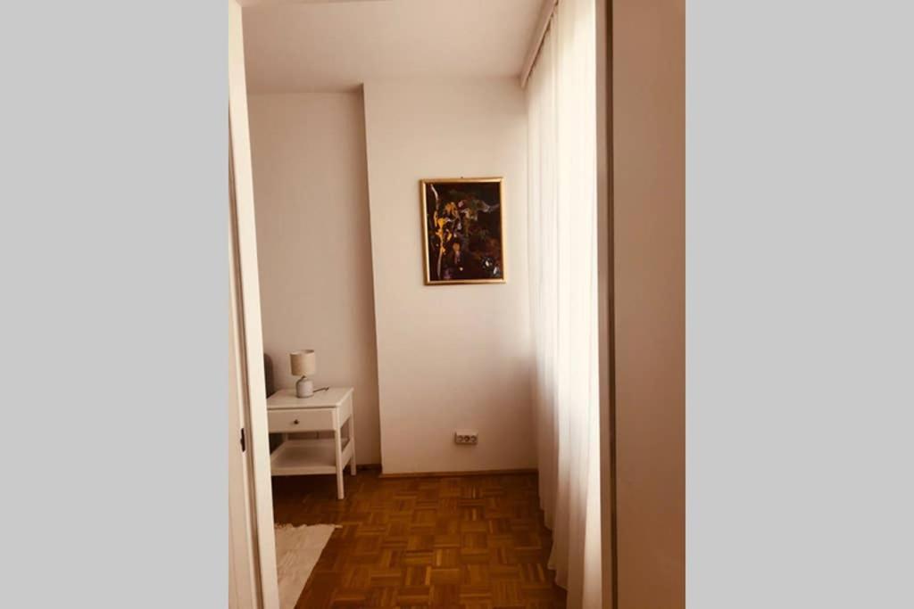 Mitten Im Achten. Zentrale In Appartement *