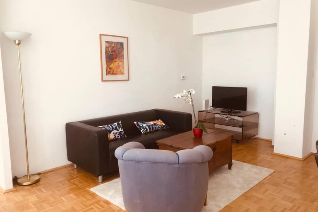 Mitten Im Achten. Zentrale In Vienne