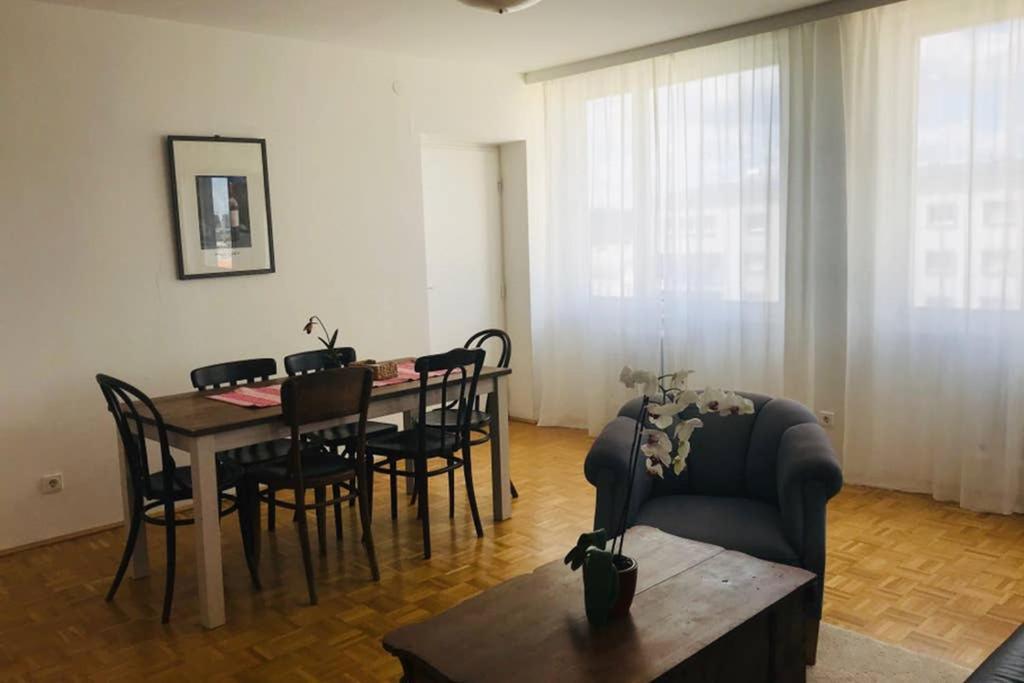 Mitten Im Achten. Zentrale In * Vienna