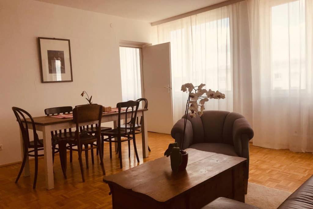 Mitten Im Achten. Zentrale In *