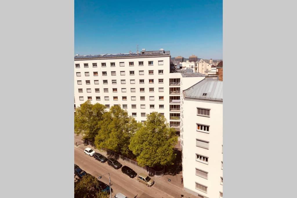 Mitten Im Achten. Zentrale In