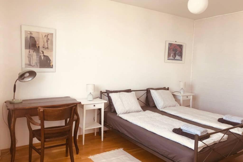 Mitten Im Achten. Zentrale In * Vienna